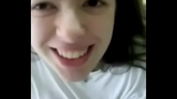 Mia sorella Giulia mi succhia il cazzo prima di uscire con gli amici